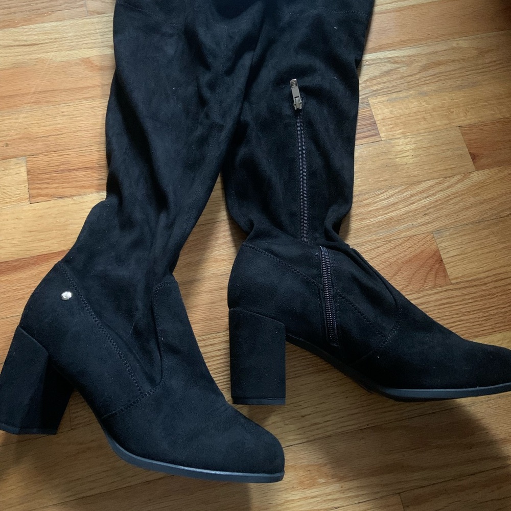Black Heeled Boots with Chunky Block Heel and Knee-High Design
